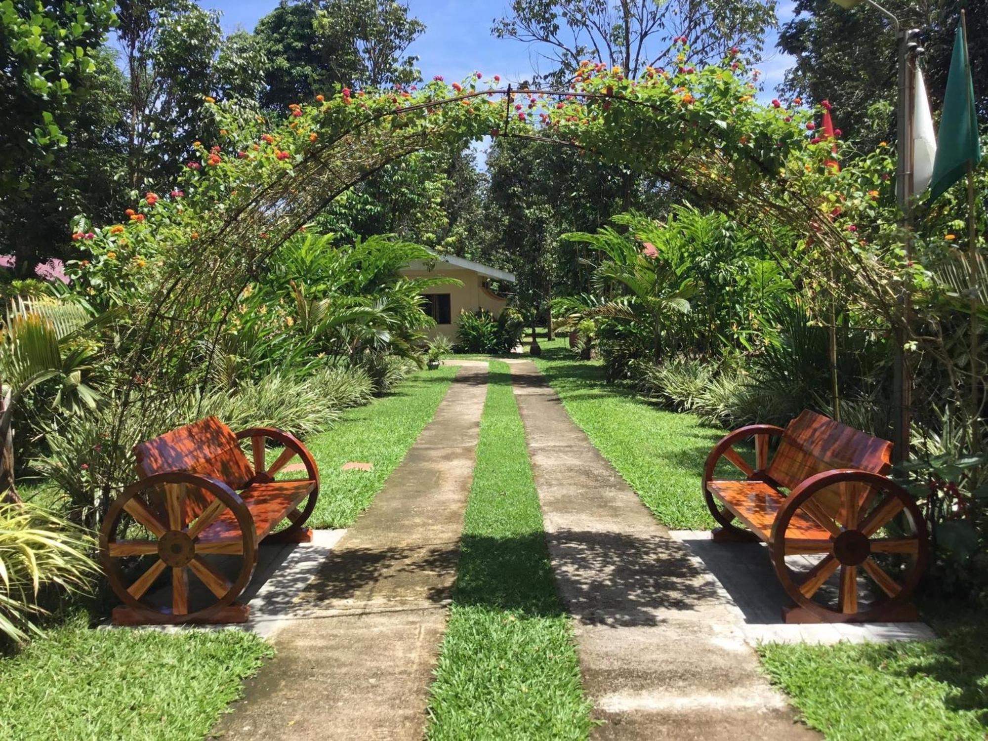 Camiguin Lanzones Resort Мамбаджао Екстериор снимка