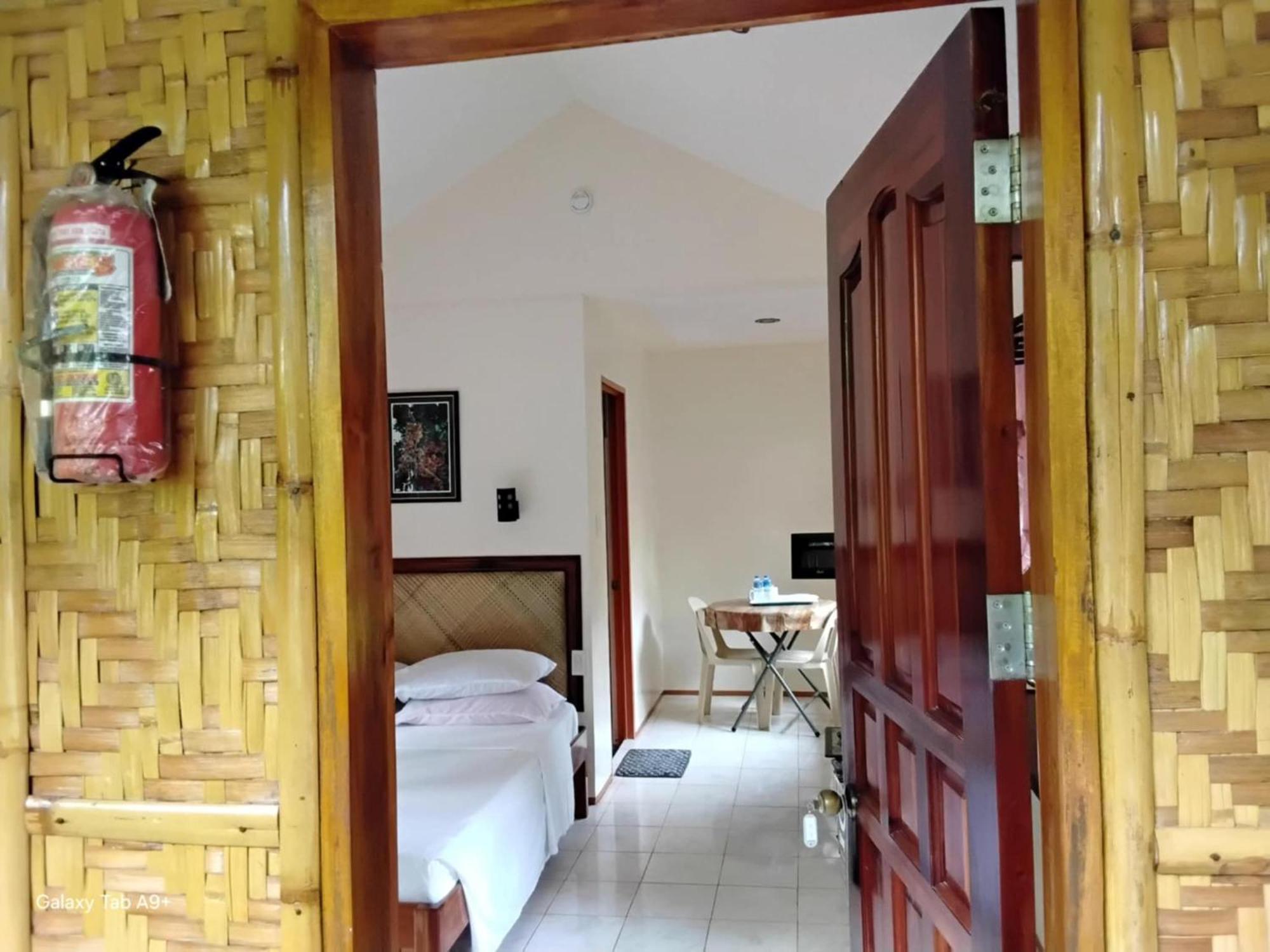 Camiguin Lanzones Resort Мамбаджао Стая снимка